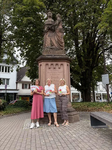 Der neue Flyer informiert über Führungen in Achern. | Foto: Tourist-Info Achern/Leonie Gensch