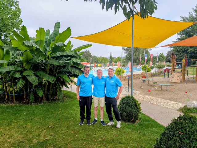 Lucas Karle (v. l.), Emanuele Palladino und Dennis Primas freuen sich über die hohen Besucherzahlen. | Foto: Stadt Ettenheim