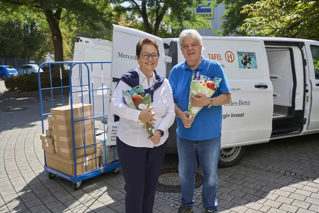 Michaela Meyer, Geschäftsbereichsleiterin Nachhaltigkeit bei Edeka Südwest, überreicht gefüllte Schultüten an Wolfhart von Zabiensky, Vorsitzender der Tafel Offenburg. | Foto: Edeka Südwest/Michael Bode