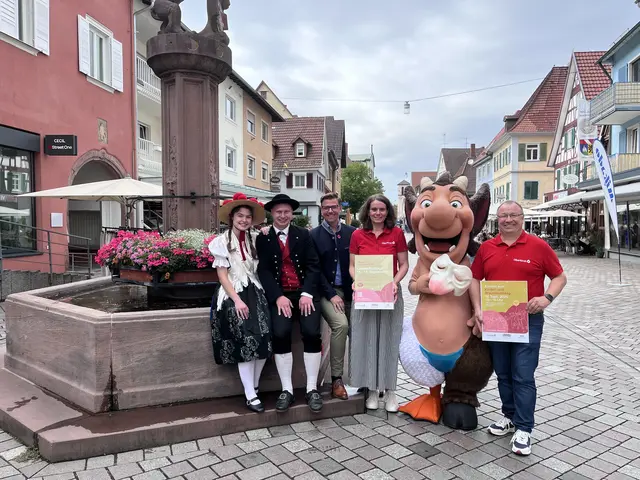 Die Vorfreude auf das Festwochenende vom 11. bis 13. September ist bei Nicole Treyer (v. l.), Simon Bohnert, Oberbürgermeister Gregor Bühler, Geschäftsstellenleiterin Gabriele Schindler, Maskottchen Simpli und Fachbereichsleiter Mathias Benz groß.  | Foto: mak