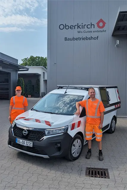 Bauhofmitarbeiter Joachim Walter und Anna-Lena Vollmer mit dem vollelektrischen Fahrzeug.  | Foto: Georg Knapps/Stadt Oberkirch 