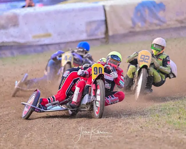Spannung pur ist in der Seitenwagenklasse auf der Grasbahn in Berghaupten garantiert. | Foto: Goffelmeyer
