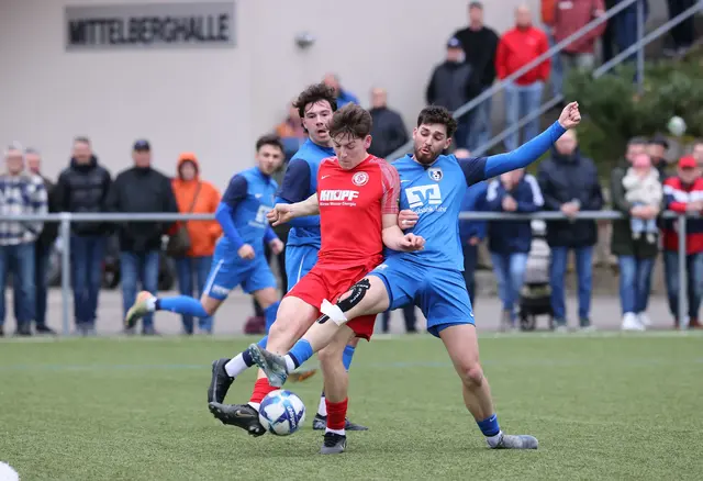 Der SC Lahr (blaues Trikot) setzte sich im Auswärtsspiel gestern Nachmittag mit 2:0 durch. | Foto: FS