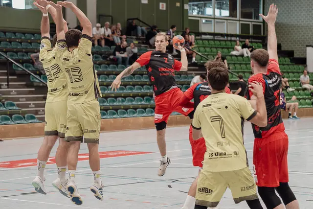 Die HSG Willstätt-Hanauerland (rotes Trikot) startet am kommenden Samstag in die neue Saison. | Foto: Arbogast
