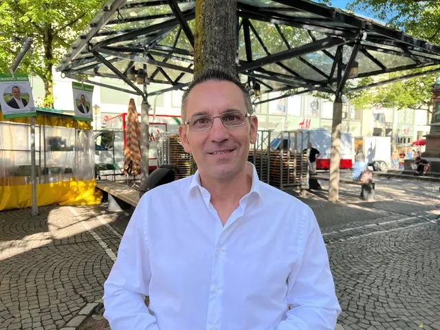 Emanuel Rohr hat seine Bewerbung für die OB-Wahl in Offenburg abgegeben. Am Samstag, 29. August, war er bereits mit einem Stand auf dem Wochenmarkt vertreten. | Foto: gro