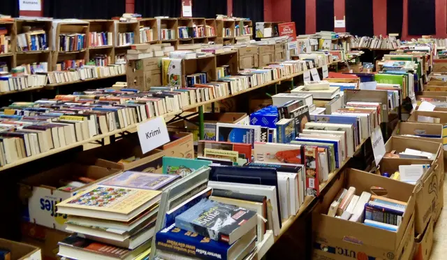 Volle Regale beim Bücherflohmarkt im KiK - das wird es nicht mehr geben. | Foto: KiK