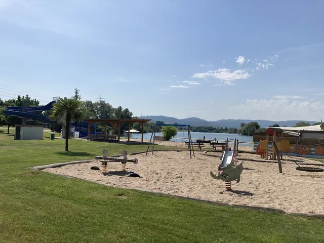 Da das Wasser am Gifizsee wieder klar ist, darf seit Dienstag, 1. September, wieder geschwommen werden. | Foto: gro
