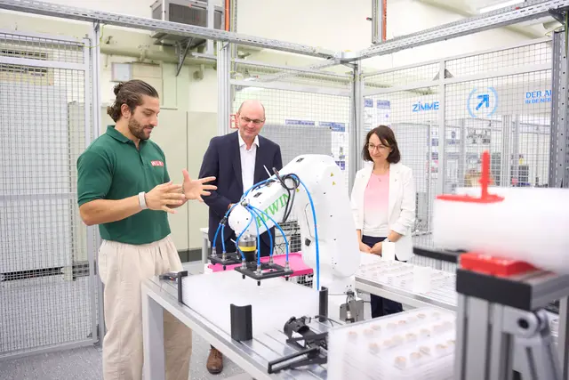 WLRI-Mitarbeiter Sinan Süme erläuterte Rektor Stephan Trahasch und Dr. Katrin Merkel (von links) die an den Bedürfnissen der regionalen Wirtschaft ausgerichtete, anwendungsorientierte Robotik-Forschung im Work-Life Robotics Institute. | Foto: Hochschule Offenburg