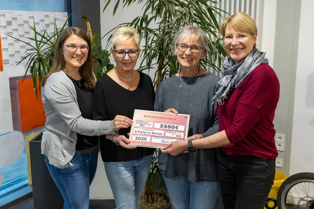 Larissa Disch (v. l.), Tamara Hobes und Susanne Feld, alle "Martas Mimen" übergeben Elli Riedinger, Vorsitzendes Fördervereins (2. v. r.) den Erlös aus den Theateraufführungen. | Foto: Stefan Feld