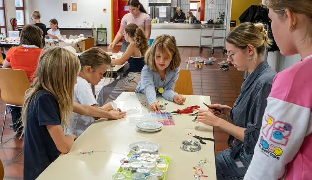 An diesem Tisch werden kleine Schmuckstücke produziert. | Foto: Stadt Kehl