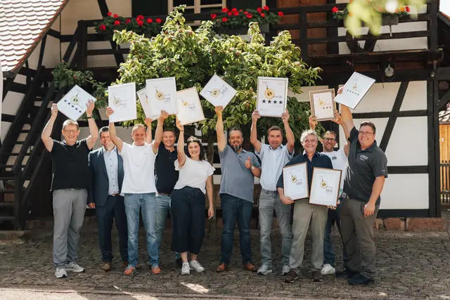 Die Durbacher Weinbaubetriebe sind Spitze: Über die Erfolge auf der AWC Vienna freuen sich Rüdiger Nilles, Kellermeister Durbacher Winzer (v. l.), Bürgermeister Andreas König, Alexander Laible, Weingut Alexander Laible, Michael Rohrer, Weingut Schwörer, Anna Wörner, Durbacher Weinprinzessin, Stephan Danner, Geschäftsführender Vorstand Durbacher Winzer, Leopold Laible, Kellermeister Weingut Graf Wolff von Metternich, Andreas Laible, Weingut Andreas Laible, Christian Huber, Weingut Alfred Huber und Thomas Männle, Schwarzwald.Wein.Gut Andreas Männle | Foto: Durbacher Winzer