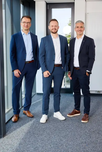 Der Vorstand der J. Schneider Elektrotechnik SE: Manfred Kohler, Vorstand Vertrieb &amp; Technik (v. l.), Ben Huber, Vorstand Unternehmensentwicklung &amp; Strategie, und Marco Geiler, kaufmännischer Vorstand | Foto: J. Schneider Elektrotechnik SE