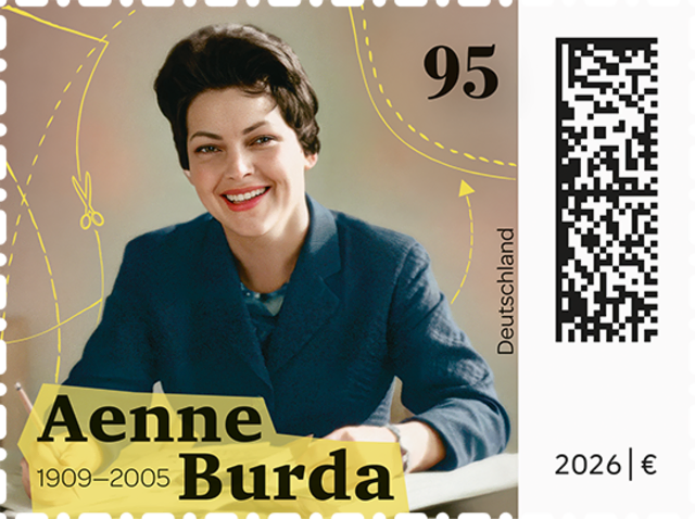 Die Sonderbriefmarke mit Aenne Burda ist seit dem 3. September überall erhältlich.  | Foto: Jennifer Dengler für Deutsche Post