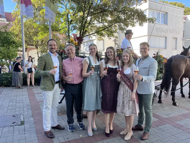 Freuen sich auf tolle Festtage: Sebastian Hill (v. l.), geschäftsführender Vorstand der Oberkircher Winzergenossenschaft, Martin Renner vom gleichnamigen Weinhaus, die Ortenauer Weinprinzessin Karina Roth, die neue Weinprinzessin Teresa Männle, die scheidende Weinprinzessin Tina Müller und Oberbürgermeister Gregor Bühler. | Foto: mak