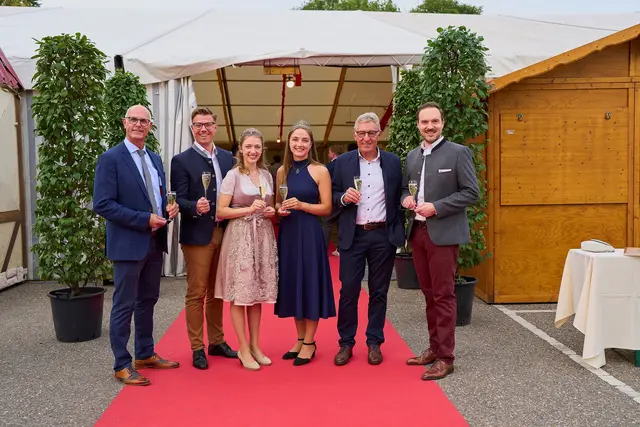 Freude über 75 Jahre Oberkircher Winzer eG: Vorstandsvorsitzender Franz Männle (v. l.), Oberbürgermeister Gregor Bühler, die Badische Weinprinzessin Tina Müller, die Badische Weinkönigin Rosa Kost, Präsident des Badischen Weinbauverbands Rainer Zeller und Geschäftsführender Vorstand Sebastian Hill | Foto: Jigal Fichtner
