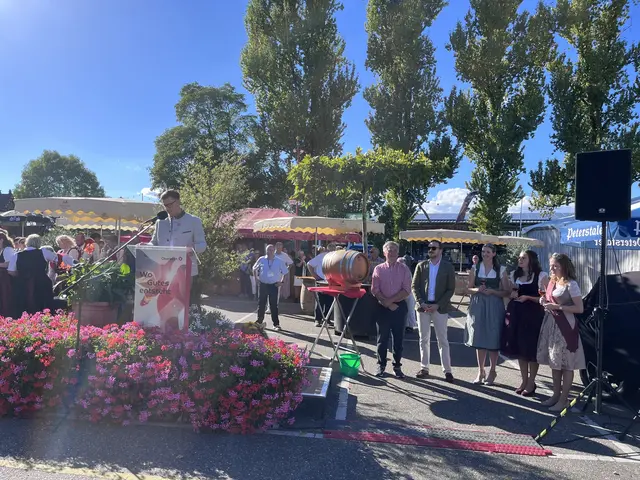 Oberbürgermeister Gregor Bühler eröffnet das Oberkircher Weinfest. | Foto: mak