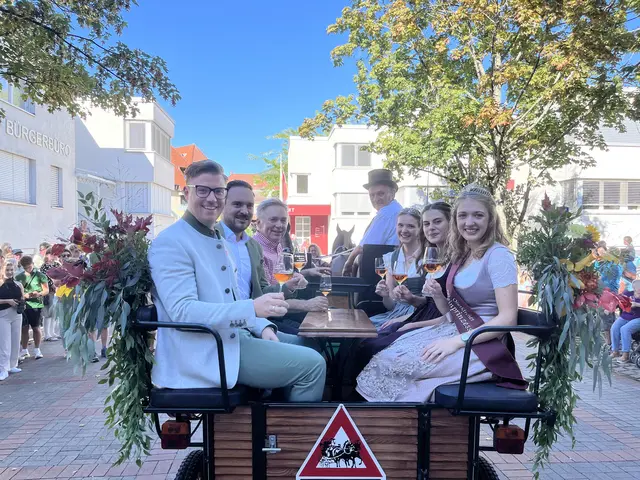 In der Kutsche geht es zum Festplatz. | Foto: mak