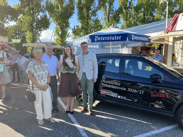 Das Autohaus Huber überreicht der neuen Weinhoheit ihren neuen Dienstwagen.  | Foto: mak