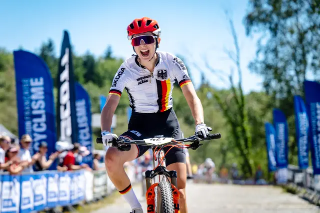 Clara Hirsch in der Zieleinfahrt beim Sieg im Cross Country Wettbewerb. | Foto: Rémi Fabregue