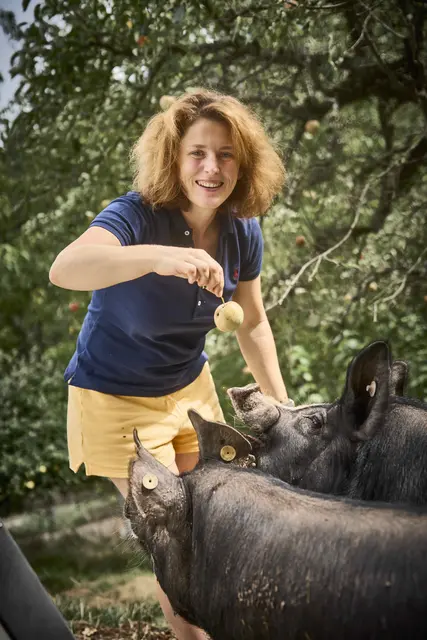 Judith Wohlfahrt wurde für ihre artgerechte Schweinehaltung 2025 mit dem Tierschutzpreis Baden-Württemberg ausgezeichnet. Neben ihrem Lebensgefährten unterstützen sie drei Vollzeitkräfte. Für sie selbst fällt auch viel Büroarbeit an. | Foto: Michael Bode