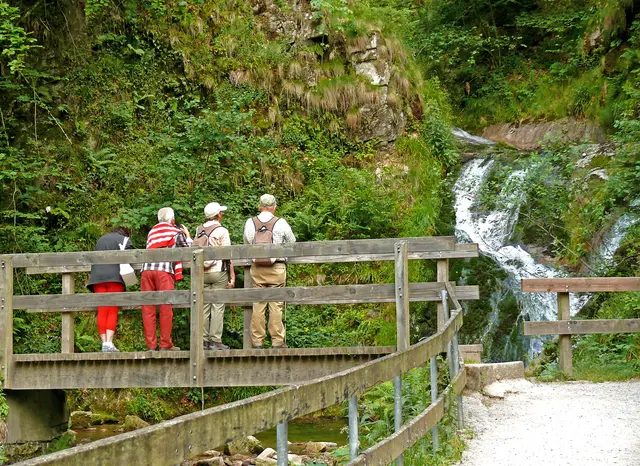 Der Allerheiligen-Wasserfall ist ein regelrechter Anziehungspunkt für Wandersleut und Hobbyfotograf:innen. Je nachdem, wo man in die Schlucht einsteigt, geht es den Pfad mit seinen vielen Stufen und Brücken abwärts oder steil bergauf. Der obere Einstieg befindet sich in der Nähe der sehenswerten Klosterruine Allerheiligen. Von dort geht es talwärts durch die Schlucht.  | Foto: Alfred Schramm