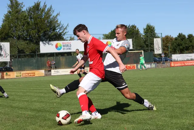 Zweikampf zwischen dem Linxer Niclas Metzinger (weißes Trikot) und Hofstettens Elias Esslinger. | Foto: FS