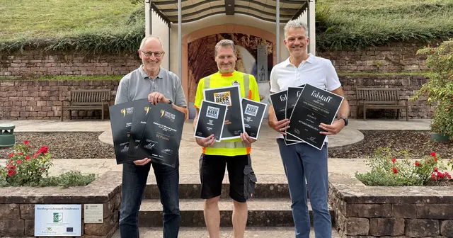 Freuen sich über die Auszeichnungen bei drei internationalen Bierwettbewerben (v. l.): Geschäftsführer Michael Ketterer, Diplom-Braumeister Klaus Vogt und Geschäftsführer Philipp Ketterer präsentieren eine Auswahl der zahlreichen Urkunden. | Foto: Ketterer