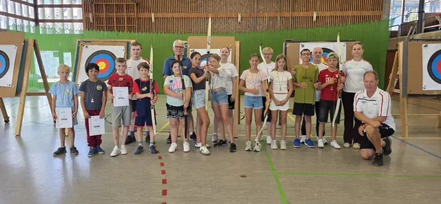 Gemeinsam hatten Kinder und Betreuer viel Spaß beim Bogenschießen. Die elf Teilnehmer wurden von David Huber, Harald Storm, Miriam Huber, Bettina Becher, Yücel Bilir, Jette-Sofie Künstle, Riccardo Hehr und Uli Becherer unterstützt. | Foto: BSC Zell