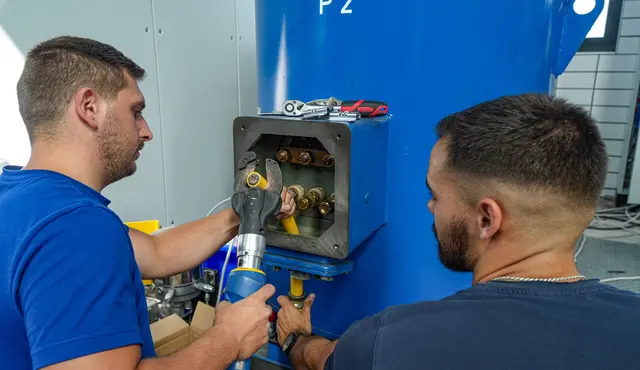 Insgesamt werden etwa 2100 Meter Kabel im Schuttermühlkanalpumpwerk neu verlegt.  | Foto: Stadt Kehl