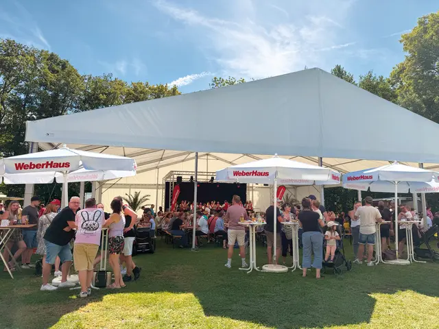 Beste Stimmung im Festzelt: Der Auftakt machten die WeberHaus-Musikanten. Im Anschluss wurde beim Kinder-Mitmach-Konzert lautstark gesungen und später sorgte Badisches Gold mit Blasmusik von Polka bis Pop und Rock für Unterhaltung. | Foto: WeberHaus