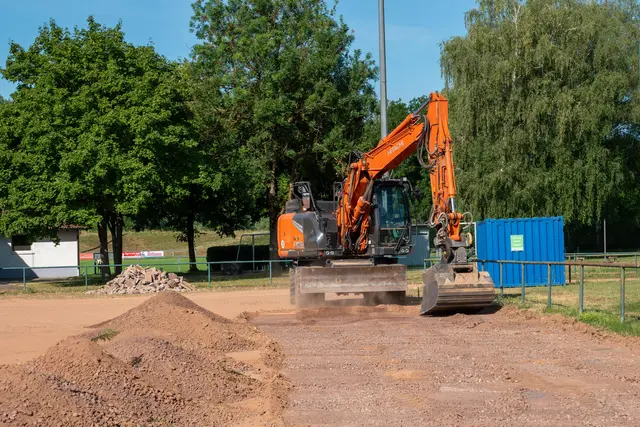 Mit schwerem Gerät wird der Untergrund modelliert, damit das neue Naturrasenfeld in Leutesheim optimal aufgebaut werden kann. | Foto: Stadt Kehl/Gabriele Dasch