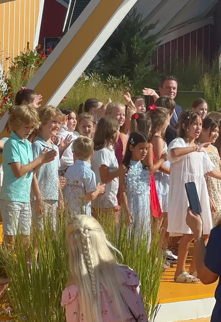 Lahrer Kinder überraschen Stefan Mross bei seiner letzten Sendung „Immer wieder sonntags“ und rühren ihn zu Tränen. | Foto: Stadt Lahr 