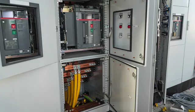 Drei große Elektroschaltschränke – jeweils rund 650 Kilogramm schwer – wurden durch neue ersetzt.  | Foto: Stadt Kehl