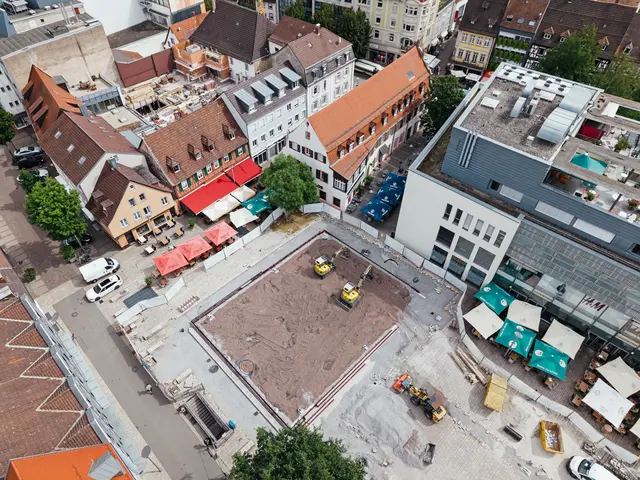 Ein Blick auf den Offenburger Marktplatz von oben: Die Umrisse des künftigen Klimahains sind bereits zu erkennen. | Foto: Bähr/Stadt Offenburg