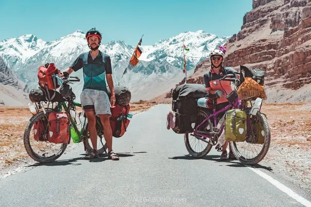 Daniel Kast und Melanie Steinigen haben zahlreiche Herausforderungen bewältigt. Auf diesem Foto ihrer fünfjährigen Tour mit dem Rad sind sie im Himalaya zu sehen.  | Foto: vaegabond.com