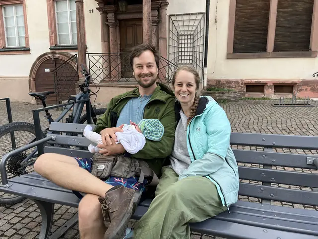 Daniel Kast und Melanie Steinigen mit ihrem Sohn bei einem Besuch in Daniels Heimatstadt Gengenbach | Foto: gro