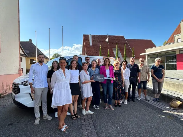Cornelia Wilmsen (6. v. l.) überreicht symbolisch den Autoschlüssel für das neue Fahrzeug an Bürgermeisterin Dijana Opitz (7. v. r.). | Foto: Gemeinde Sasbach