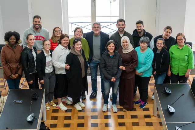 Teilnehmer eines Integrationskurses tauschten sich im Rahmen ihres Politikunterrichts mit Oberbürgermeister Wolfram Britz im Bürgersaal.  | Foto: Stadt Kehl
