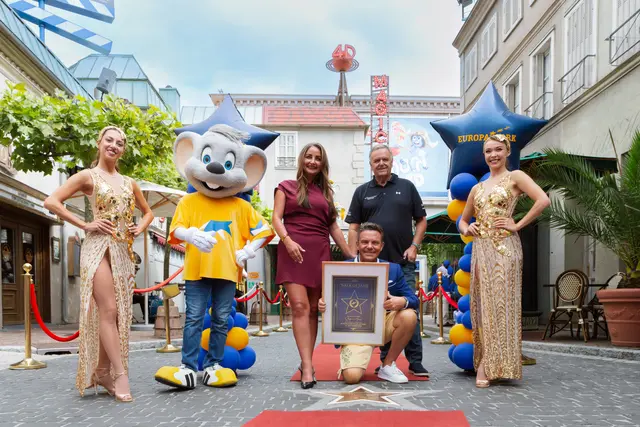 Stefan Mross gemeinsam mit Roland Mack und Partnerin Eva Luginger bei der Stern-Übergabe auf dem "Walk of Fame" des Europa-Park | Foto: Europa-Park