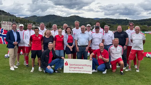 Die SV-Fußballschule mit Weltmeister Guido Buchwald und der Sparkassenstiftung Gengenbach fand in diesem Jahr beim FC Ohlsbach statt.      | Foto: Sparkasse Kinzigtal