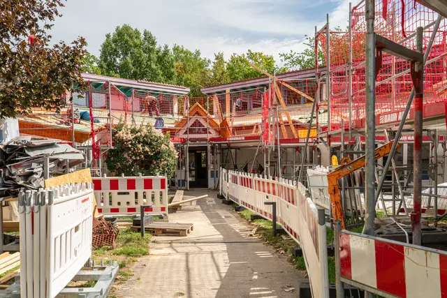 Die Kindertagesstätte Vogesenalle ist von Gerüsten und Netzen umhüllt. | Foto: Stadt Kehl/Annette Lipowsky