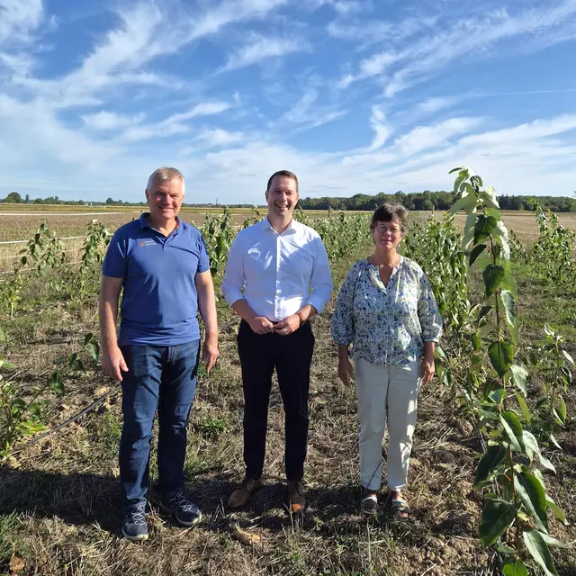 Friedrich und Barbara Wenz zusammen mit Bürgermeister Marco Gutmann (M.) | Foto: Gemeinde Schwanau