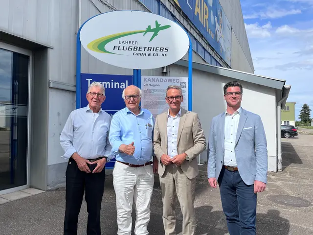 Dr. Wolfgang G. Müller (v. l.), Martin Herrenknecht, Markus Ibert und Daniel Halter wollen den Flugplatz Lahr in Zukunft weiterentwickeln.  | Foto: Foto: mak