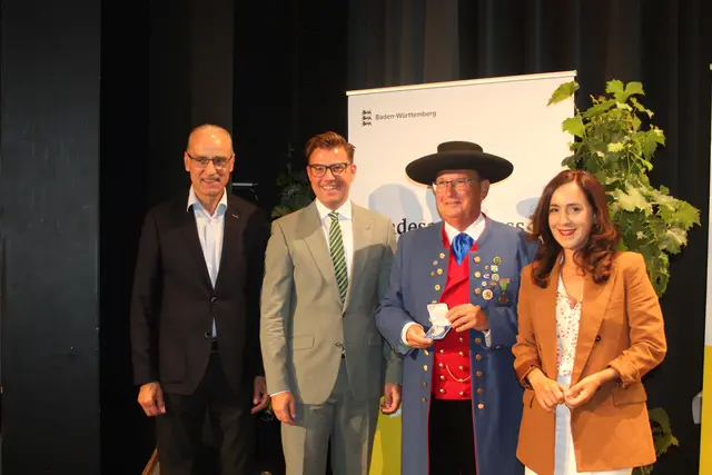 Jürgen Bertsche (2. v. r.) aus Bräunlingen bekam die Medaille von Bernhard Fehrenbach, Vorsitzender des Landesausschusses Heimatpflege (v. l.), Oberbürgermeister Gregor Bühler und Staatssekretärin Neşe Erikli überreicht.  | Foto: mak