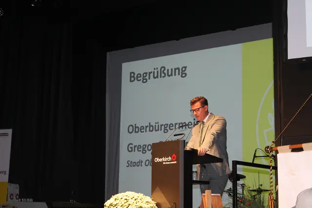 Oberbürgermeister Gregor Bühler begrüßte die Gäste in der Erwin-Braun-Halle.  | Foto: mak