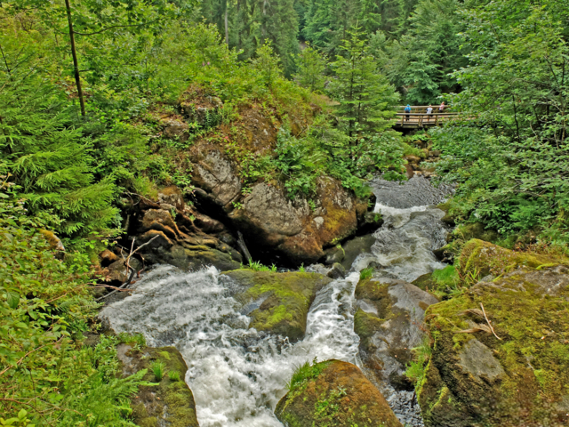 Zwei Hauptbrücken und eine Aussichtplattform bei den Triberger Wasserfälle bieten sich als Fotostandpunkte, für Aufnahmen wie diese hier an.  | Foto: Alfred Schramm