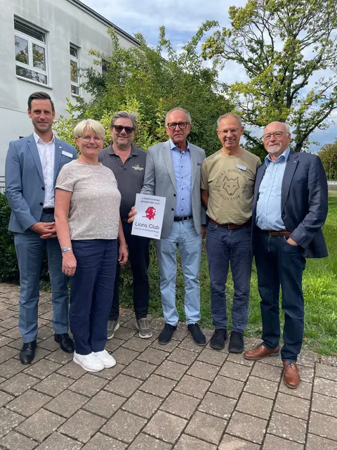 Freuen sich über die erneute Unterstützung der Kinderklinik Ortenau. Auf unserem Bild (v. l.): Klinikdirektor Mathias Halsinger, Dr. Martina Bregler, Vorsitzende des Fördervereins Kinderklinik Ortenau e.V., Manfred Gieringer und Tadeusz Turek vom Lions Club Oberkirch, Chefarzt Professor Dr. Patrick Gerner und Rainer Stier vom Lions Club Oberkirch. | Foto: Ortenau Klinikum/Kristin Seeber-Rieth