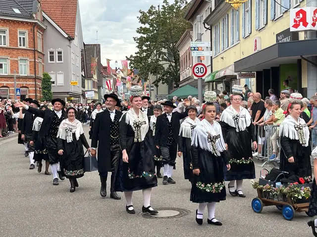 Beim Landesfestumzug wurde die große Vielfalt im Südwesten präsentiert. Die Festtagstrachten sind aufwendig gearbeitet. | Foto: ag