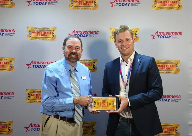 Frederik Mack, Europa-Park Gesellschafter und Prokurist (r.), nahm den Golden Ticket Award für den Europa-Park als „Bester Freizeitpark der Welt" von Tim Baldwin, Amusement Today, entgegen | Foto: Europa-Park
