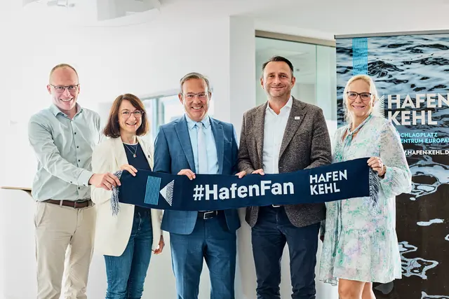 Alex Bertschinger, technischer Leiter Hafen Kehl (v. l.), Dr. Katrin Merkel MdL, Staatssekretär Raimund Haser MdL, Volker Molz, Hafendirektor, Kirsa Küllenberg, Referatsleiterin im Verkehrsministerium | Foto: Hafen Kehl/ Markus Dietze